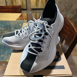 Lululemon Chargefeel 3 Women's Shoe in White and Black